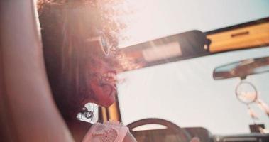 afro flicka på sommarsemester bilresa i ultrarapid video