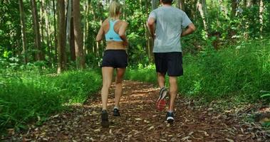 faire du jogging dans la forêt