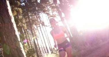 jogger op een onverharde weg in de natuur met felle sunflare video