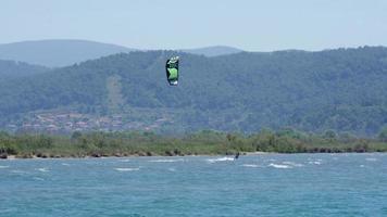 akyaka, turkije, kitesurfer kitesurfen op zee video