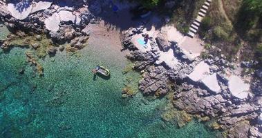 Vue aérienne de touristes à la plage de Martinscica sur l'île de Cres, Croatie video