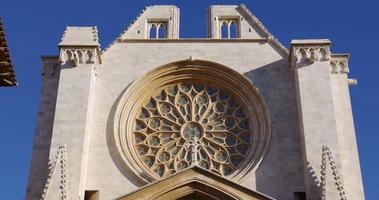 La luz del sol de la catedral de Tarragona de cerca 4k video