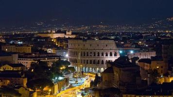 Italië nacht altare della patria dak uitzicht punt colosseum verkeer panorama 4 k time-lapse video