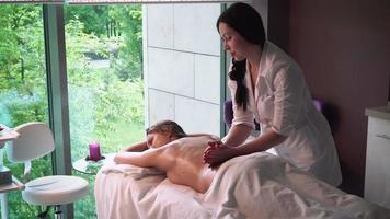 aan het meisje massage in de massagesalon video