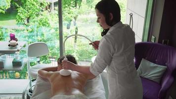massaggiatore fa massaggio ragazza in un salone di bellezza video