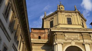 Italië zon licht milan basiliek van san lorenzo maggiore front panorama 4k video