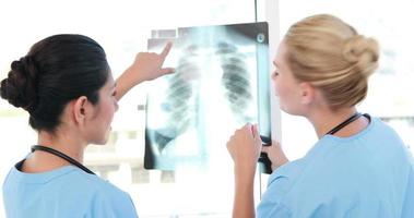 tragen Ansicht der Krankenschwester, die Röntgenbild betrachtet