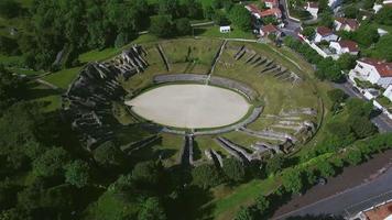Francia, Charente-Maritime, Saintes City, vista aérea del anfiteatro video