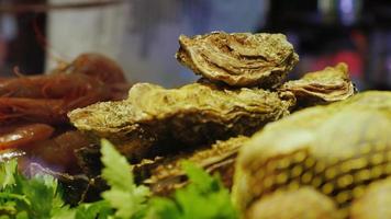 musslor på diskmarknaden i bakgrunden driver säljaren, den berömda la boqueria-marknaden i Barcelona