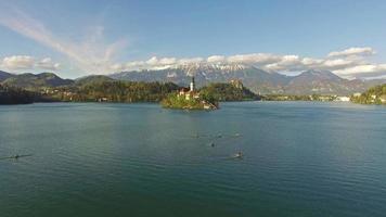 mensen roeien op het meer van Bled video