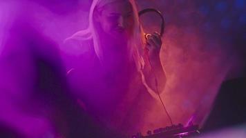 DJ loira dançando em clube esfumaçado video