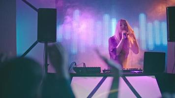 junge DJ-Frau singt im Nachtclub video