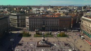 Italia Milán famoso Duomo Catedral punto de vista de la azotea plaza soleado panorama 4k