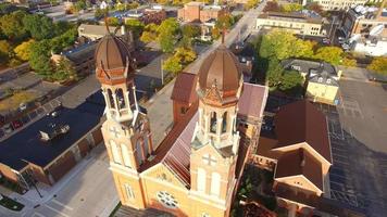 adembenemende rondvliegende kerk met twee torenspitsen video