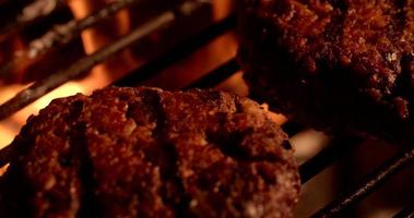 polpette di hamburger di manzo grigliate su un barbecue all'aperto di notte video
