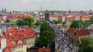 Karelsbrug en uitzicht op het kasteel in Praag video