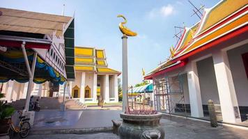 Thailand Sonnenlicht Tag Bangkok berühmte Tempel Menschen auf Gebetsplatz 4k Zeitraffer