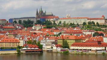Karelsbrug en uitzicht op het kasteel in Praag video