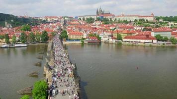 Charles Bridge e vista sul castello di Praga video