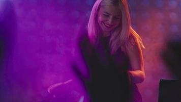 extatisk kvinnlig dj-spelare i nattklubb video