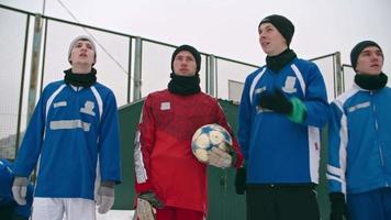 tonåringar som förbereder sig för vinterfotboll video