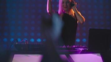 DJ feminina atraente mixando faixas na festa video
