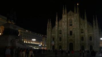 itália milão, noite, duomo, catedral, frente, quadrado, caminhada panorama 4k video