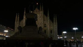 Italië Milaan nachtverlichting beroemde duomo kathedraal vierkante voorkant lopen panorama 4k video