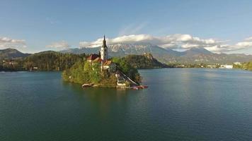 camera vliegt over meer in bled