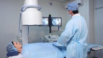 radiologo che esegue un'operazione di chirurgia endovascolare video