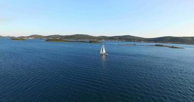 Yate navegando cerca de la isla de Galesnjak, Croacia video