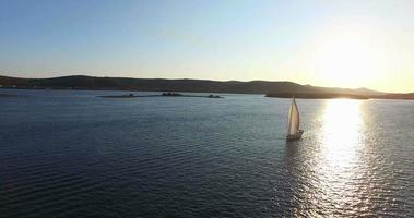 Luftaufnahme des Segelns der Yacht neben der Insel Galesnjak bei Sonnenuntergang, Kroatien