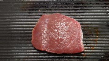 Vue de dessus: frites de steak de boeuf sur un grill video