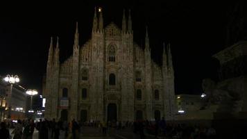 Italië beroemde nacht tijd duomo kathedraal plein wandelen panorama 4 k milaan video