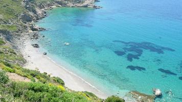 majestueuse plage turquoise vide, vue grand angle, knidos, datca, turquie video