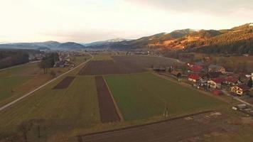 Luftaufnahme des Dorfes mit schöner Landschaft video