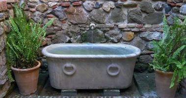 malaga alcazaba stad kasteelkamer met bad 4k fontein video