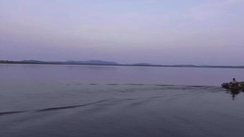 Maine Luftverfolgung auf Mann im Boot video