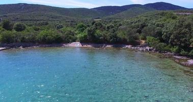 Flygfoto över liten hamn på ön Cres, Kroatien video