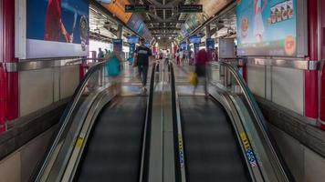 estação de metrô da tailândia lotada escada rolante bangkok city dia 4k time lapse