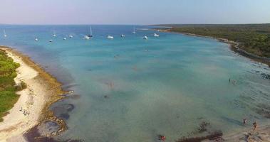 vista aérea da bela praia slatinica na ilha olib, croácia