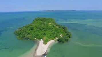 luchtfoto, vliegend over mooi, verlaten tropisch eiland video