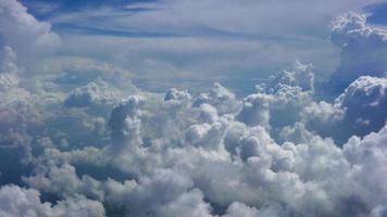 flauschige Wolken am Himmel