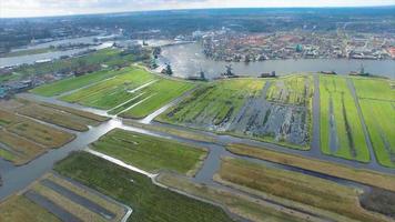 nederländska väderkvarnbyn, flyoverfält som visar stad och vatten
