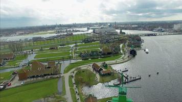 nederländska väderkvarnbyn, flyover visning väderkvarn, mark och byggnader