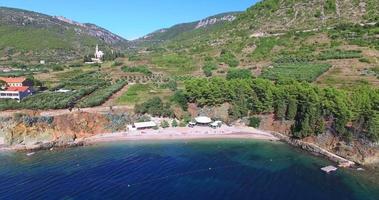 Vista aérea de la playa de Komiza en la isla de Vis, Croacia