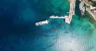 Vista aérea del ferry que sale del puerto en la isla de Olib