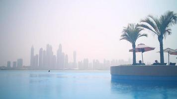 Dubai marina panorama van zwembad time-lapse