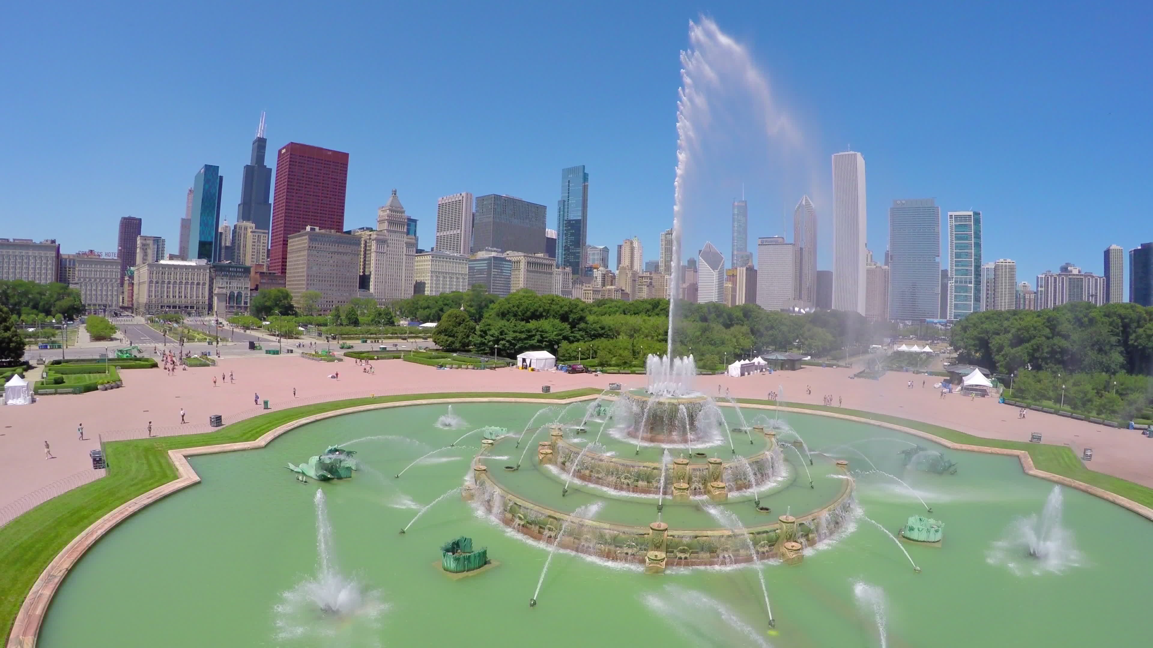 Aerial view of Buckingham fountain in Chicago 1291807 Stock Video at Vecteezy
