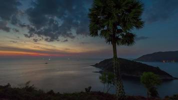 tailândia pôr do sol céu phuket deck de observação ilha panorama 4k time lapse video